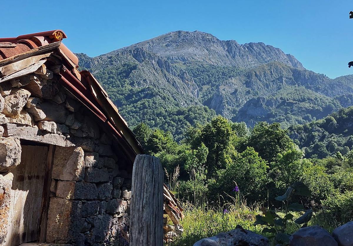 Senderismo Por Asturias En Caso Ruta A Vega Baxu Una Majada A M s De 